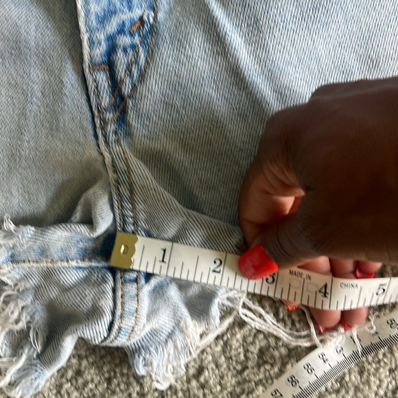 Vintage Levi’s Classic Relaxed 550 Cutoff Raw Edge Distressed Jean Shorts - Picture 16 of 16